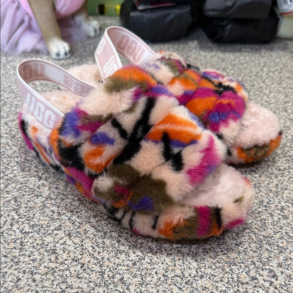 Ugg Sz W7 pink Fluff Yeah sandals